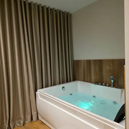 Jacuzzi Living Center 1 شقة *