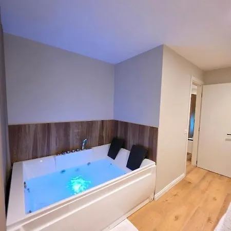 شقة Jacuzzi Living Center 1 تيرانا