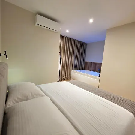 Jacuzzi Living Center 1 * تيرانا