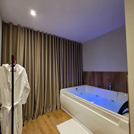 شقة Jacuzzi Living Center 1 تيرانا