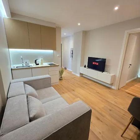 Jacuzzi Living Center 1 تيرانا