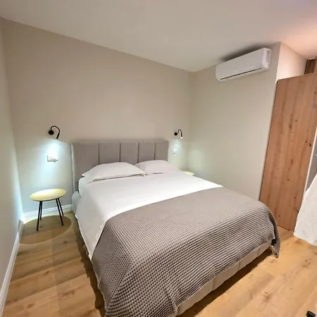 Jacuzzi Living Center 1 *